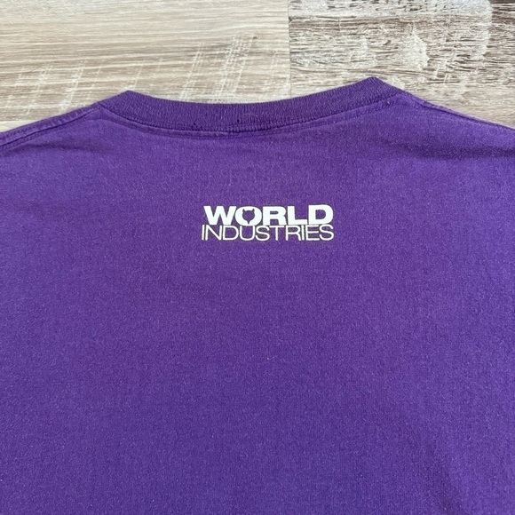 Purple World Industries skate t shirt
Mens L measures 21x27
Slight fade - Picture 3 of 6
